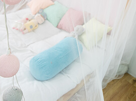 La cama de un niño cubierta por un mosquitero.